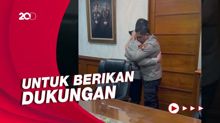 Momen Irjen Pol Ferdy Sambo Menangis di Pelukan Kapolda Metro