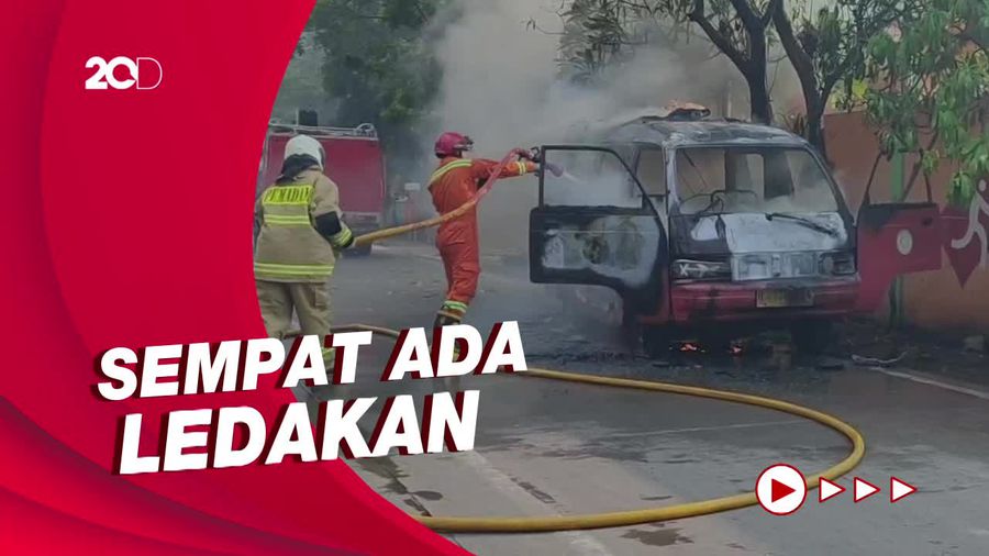 Penampakan Mobil Angkot di Jakbar Terbakar Gegara Aki Korsleting
