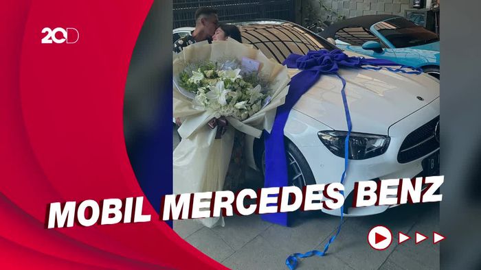 Ekspresi Ussy Sulistiawaty Dapat Hadiah Mewah dari Andhika Pratama