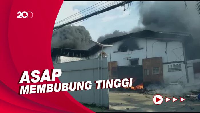 Penampakan Kepulan Asap Saat Pabrik di Tangerang Kebakaran