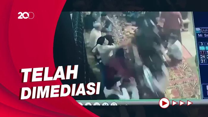 Detik-detik Pemotor Mabuk Terobos Tahlilan-Lindas Makanan di Jaksel