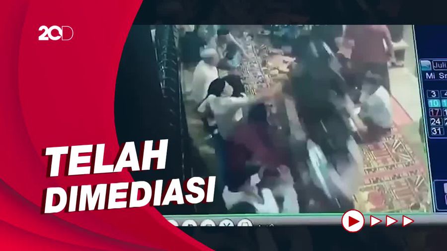 Detik-detik Pemotor Mabuk Terobos Tahlilan-Lindas Makanan di Jaksel