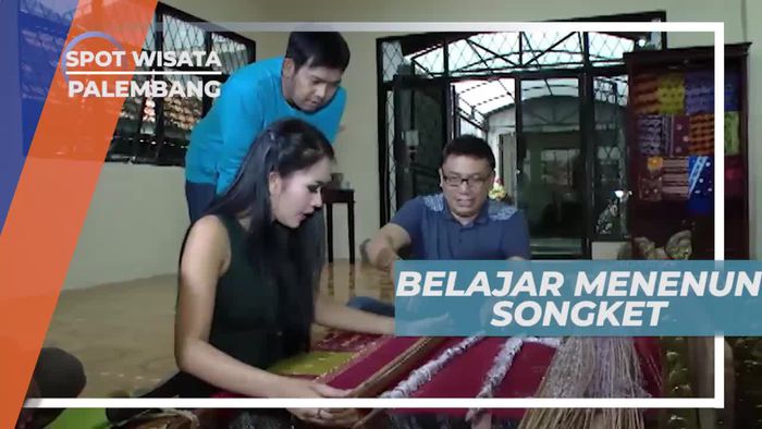 Mencoba Menenun Songket di Palembang Sumatera Selatan