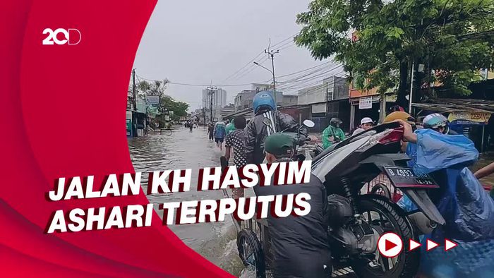 Pemotor Gunakan Ojek Gerobak untuk Terjang Banjir di Ciledug Indah