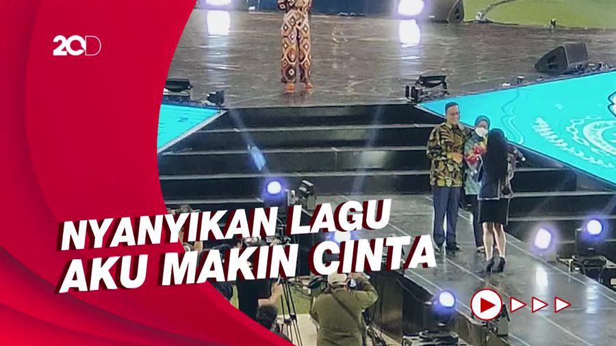 Momen Anies Beri Bunga & Nyanyi untuk Istri di Depan Ibu-ibu PKK