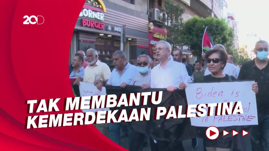 Aksi Protes Ribuan Warga Palestina Tentang Kedatangan Joe Biden