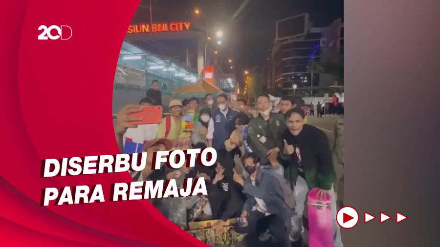 Momen Anies Datangi Lokasi Citayam Fashion Week Tengah Malam