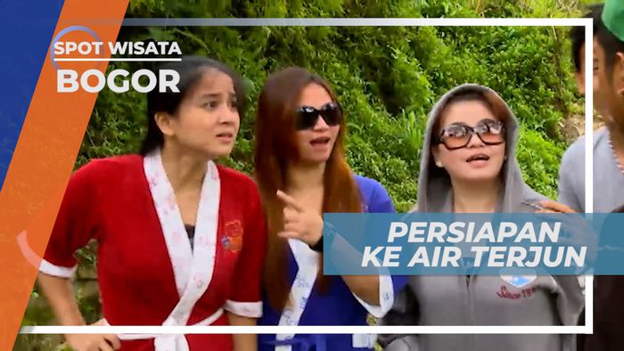 Kostum Unik Menuju Air Terjun, Bogor