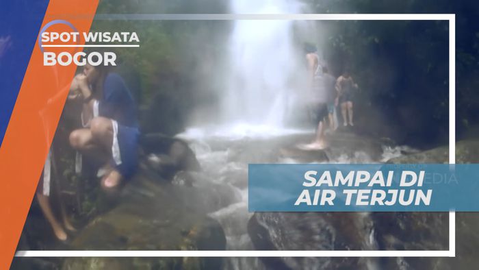 Bermain Air di Derasnya Siraman Air Terjun, Bogor