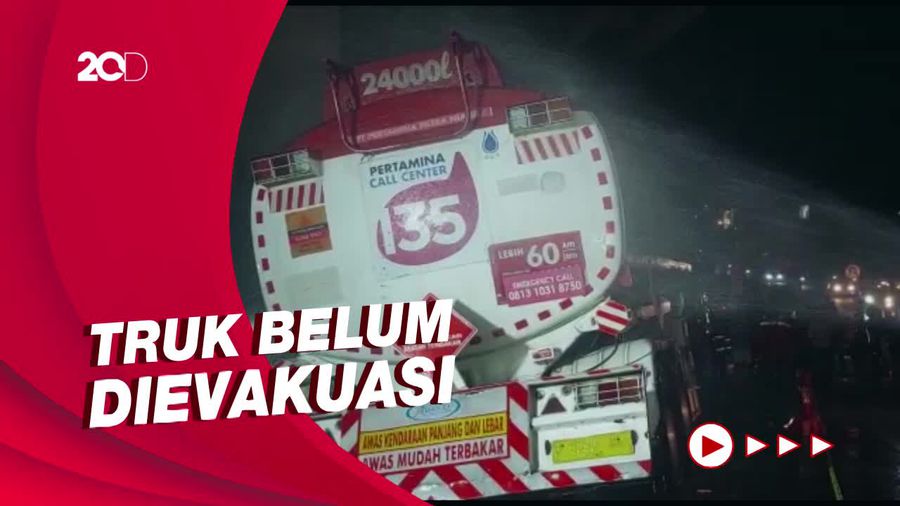 Truk Tangki Pertamina Yang Tabrak 12 Kendaraan Disiram Air