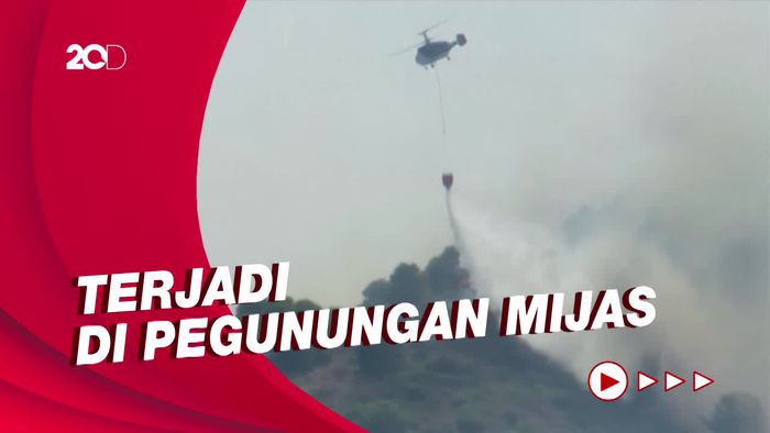 Aksi Helikopter Padamkan Kebakaran di Hutan Spanyol