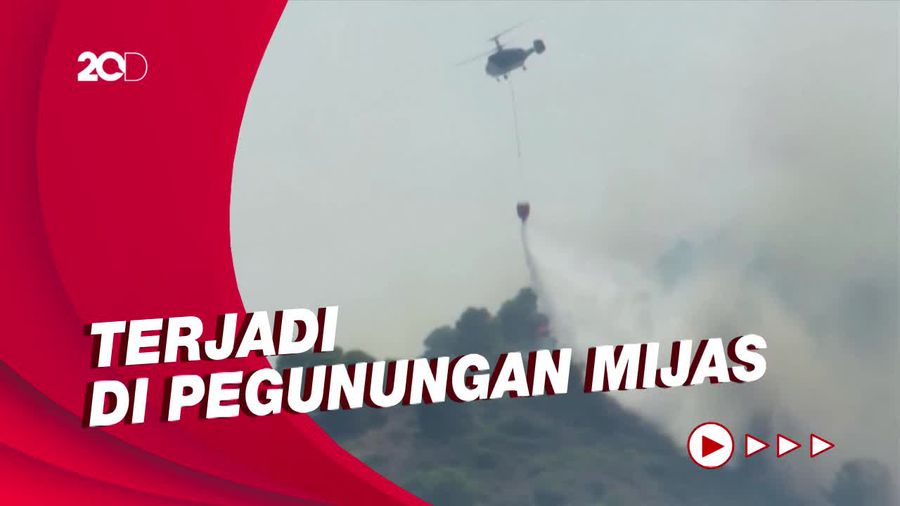 Aksi Helikopter Padamkan Kebakaran di Hutan Spanyol