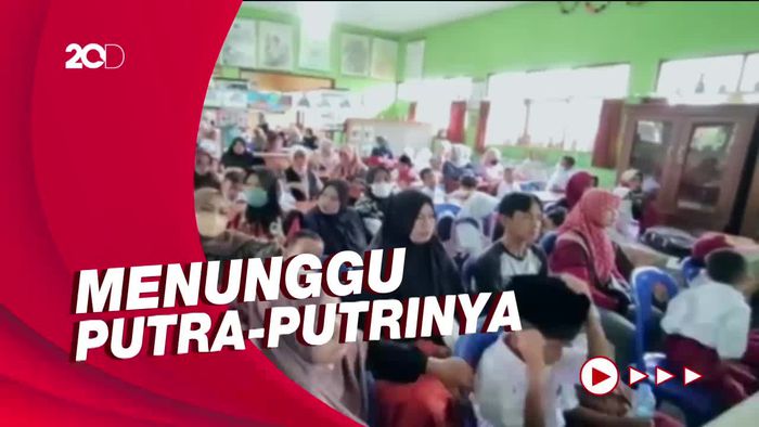 Suasana Hari Pertama Masuk Sekolah di Tasik, Emak-emak Ikut Belajar
