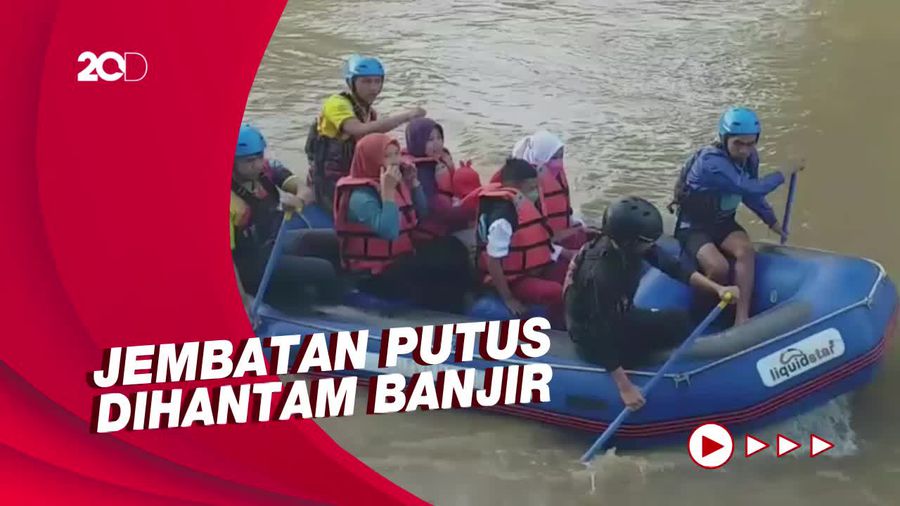 Jembatan Putus, Pelajar di Garut Terpaksa Naik Perahu Karet ke Sekolah