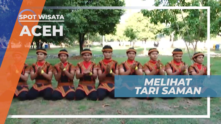 Pertunjukkan Tari Saman di Tengah Taman, Aceh