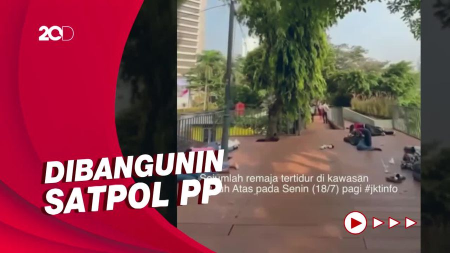 Momen Sejumlah ABG SCBD Tidur Ngemper di Dukuh Atas