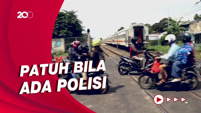 Aksi Tak Sayang Nyawa Pengendara Terobos Perlintasan Kereta