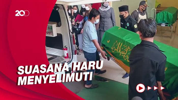 Keluarga Korban Kecelakaan Truk Pertamina Berdatangan ke RS Polri