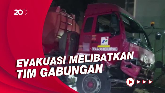 Momen Evakuasi Truk Pertamina yang Mengalami Kecelakaan Maut