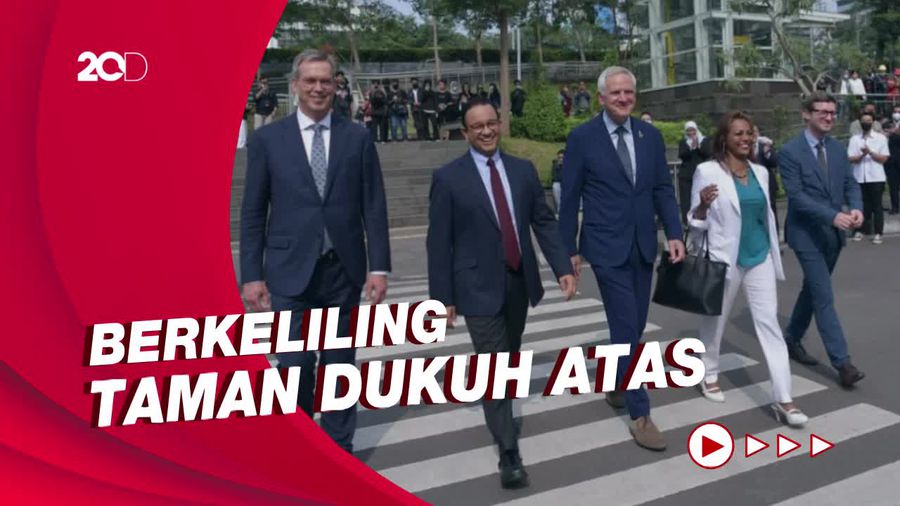Anies-Pimpinan Bank Investasi Eropa Catwalk di Spot Citayam Fashion Week