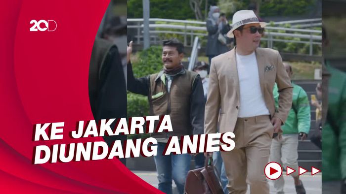 Gaya Ridwan Kamil Catwalk Bareng Ojol di Spot Citayam Fashion Week