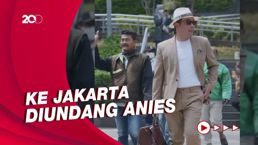 Gaya Ridwan Kamil Catwalk Bareng Ojol di Spot Citayam Fashion Week