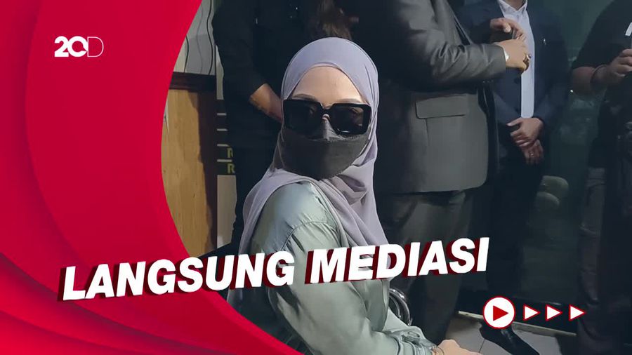 Momen Nathalie Holscher Hadiri Sidang Cerai