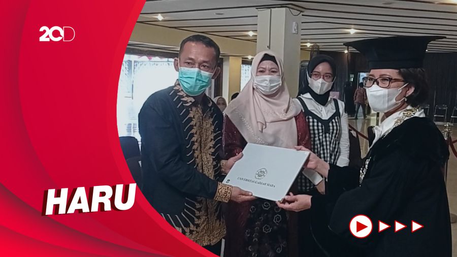 Momen Keluarga Terima Ijazah Reni Sabrina yang Meninggal Sebelum Wisuda