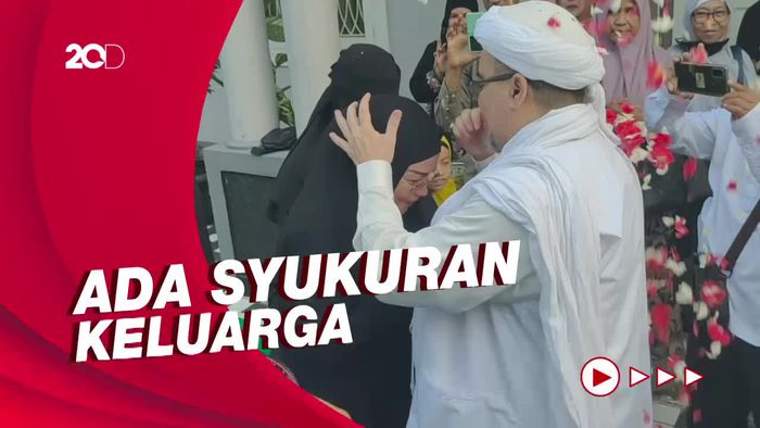 Detik-detik Kedatangan Habib Rizieq di Petamburan III