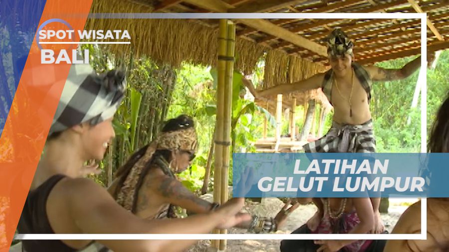 Berlatih Gerakan Gelut Lumpur, Bali