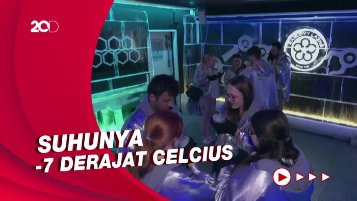 Suasana Bar Serba Es Penangkal Gelombang Panas di Praha