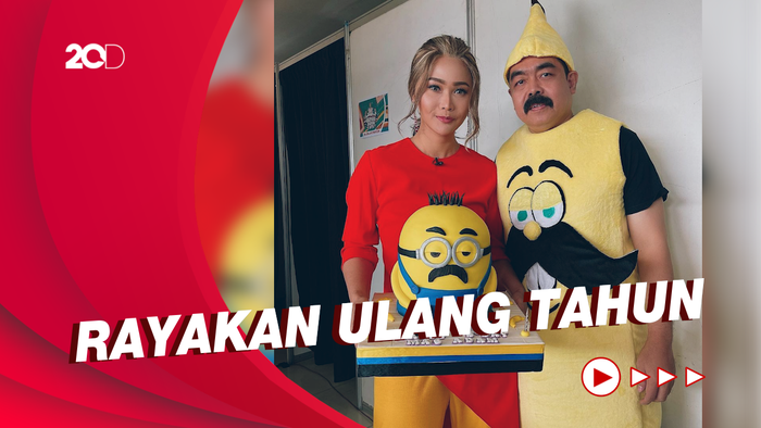 Mas Adam Suami Inul Bergaya Pakai Kostum Pisang ala Minions