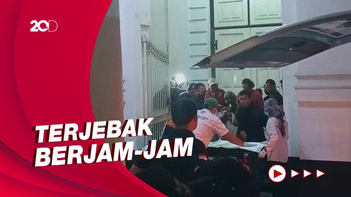 Momen Evakuasi Pekerja Jatuh di Menara Gereja Kota Lama Semarang