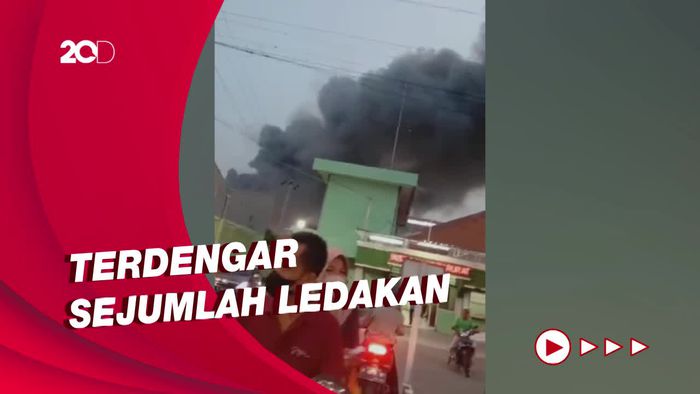 Penampakan Si Jago Merah Melahap Bekas Pabrik Pupuk di Demak