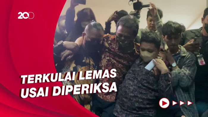 12 Jam Diperiksa Sebagai Tersangka, Roy Suryo Keluar dengan Dipapah