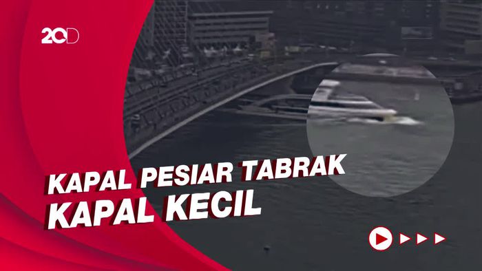 Rekaman CCTV Tabrakan Dua Kapal di Sungai Nieuwe Maas Belanda