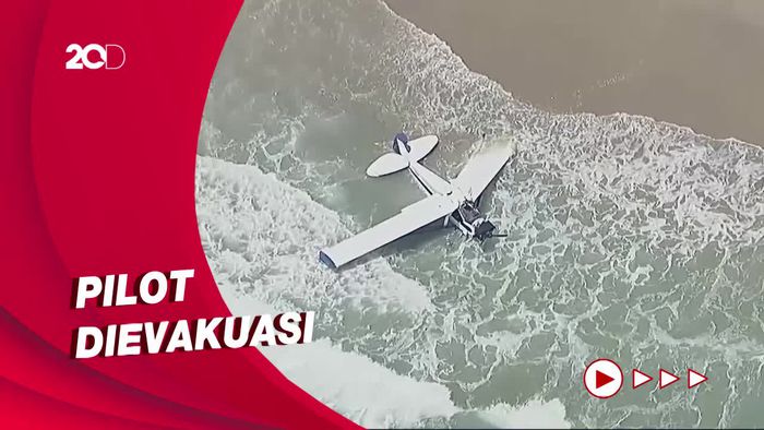Ngeri! Pesawat Kecil Jatuh di Pantai California saat Ada Kompetisi