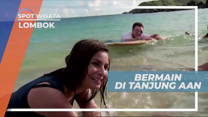 Bermain di Tepi Pantai Tanjung Aan Lombok Nusa Tenggara Barat