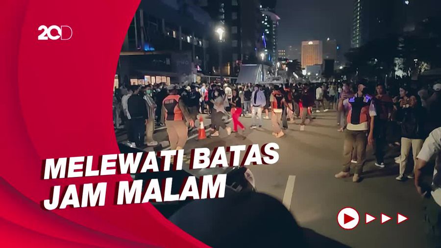 Momen Satpol PP Bubarkan Massa di Citayam Fashion Week Sudirman