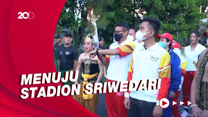 Sandiaga-Gibran Lari 4 Km Bawa Obor Asean Para Games Di Solo