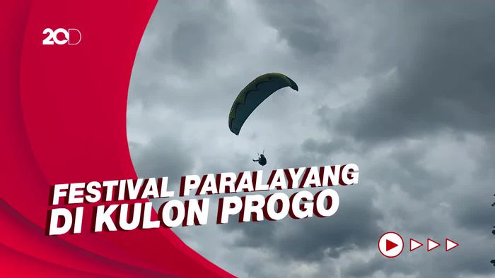 Aksi Penerjun Paralayang Berkostum Wayang