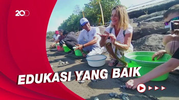 Turis Asing di Bali Antusias Lepas Ratusan Anak Penyu