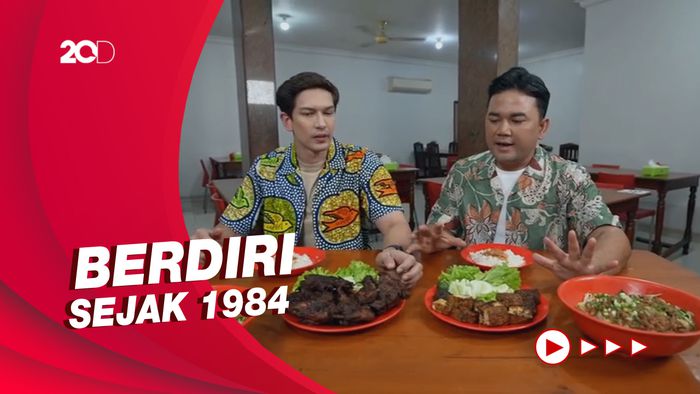 Bikin Laper: Nyobain Ayam Bakar hingga Kwetiau di Kedai Legendaris
