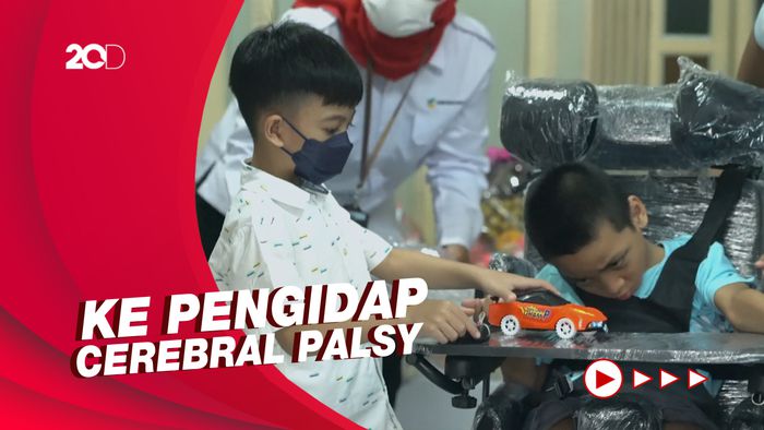 Tujuan Mensos Risma Ajak Jan Ethes saat Salurkan Bantuan