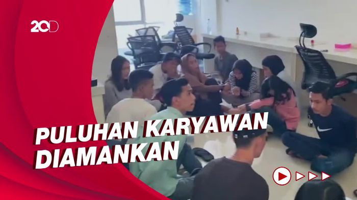Momen Penggerebekan Kantor Situs Judi Online di Tangerang