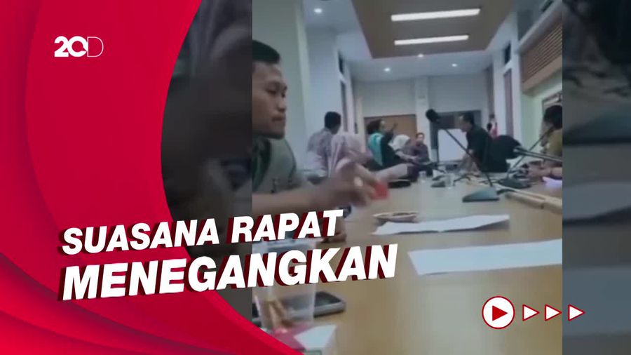 Momen Anggota DPRD Garut Ngamuk, Gebrak Meja-Banting Mic saat Rapat