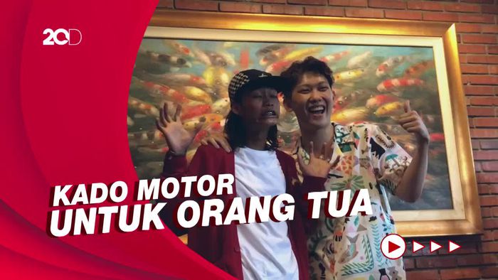 Banyak Tawaran Kerja, Bonge Senang Bisa Hadiahi Orang Tua Motor