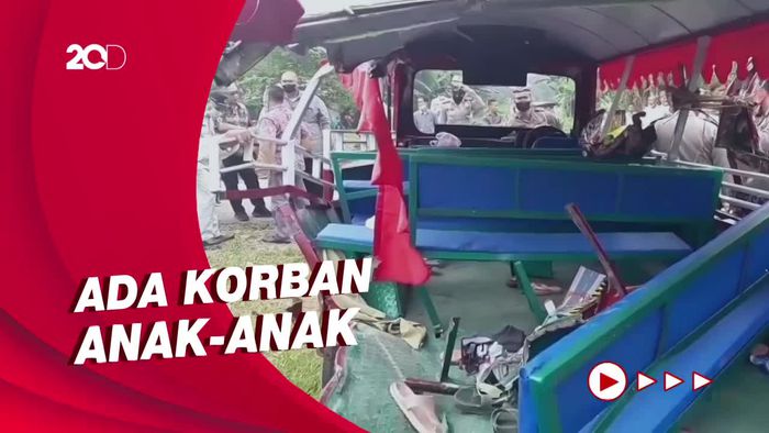 Odong-odong Tertabrak Kereta Api di Serang, 9 Orang Tewas