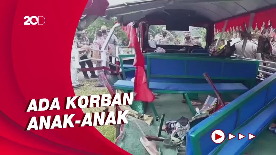 Odong-odong Tertabrak Kereta Api di Serang, 9 Orang Tewas