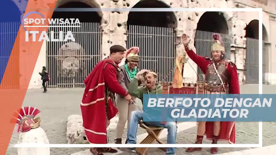 Berfoto dengan Gladiator di Colosseum Italia